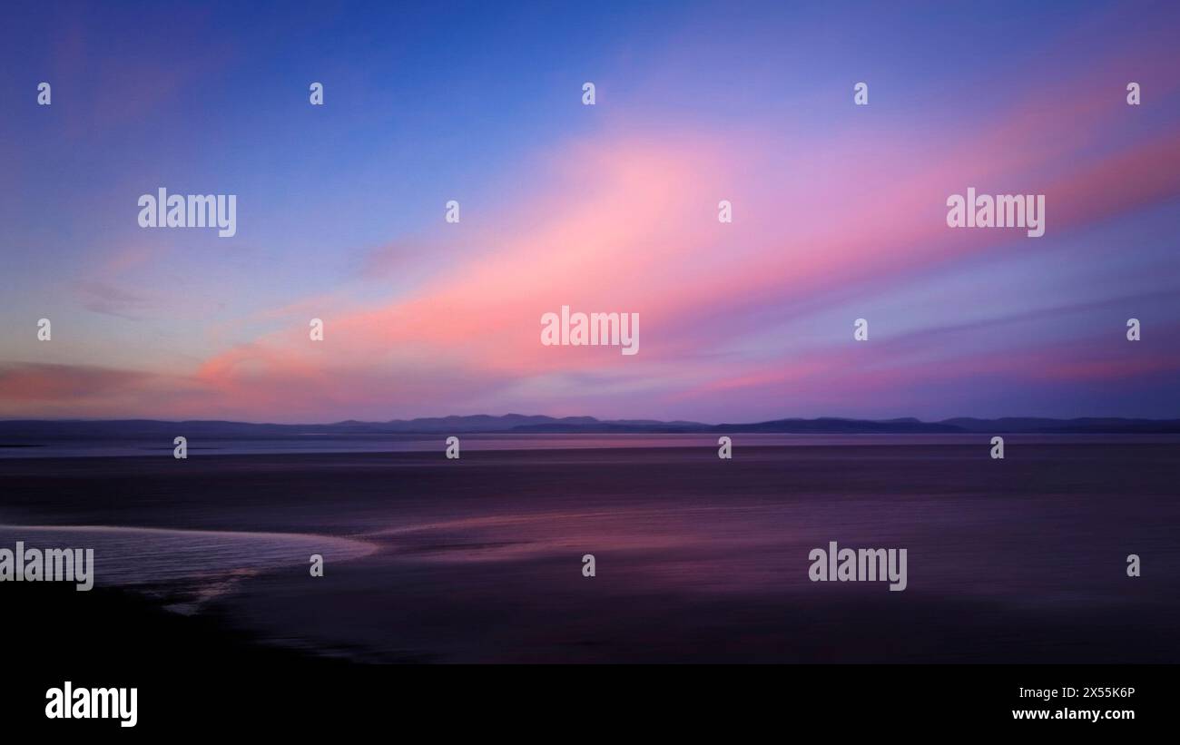 Tramonto rosa sulla baia di Morecambe e sulle colline del Southern Lake District Foto Stock