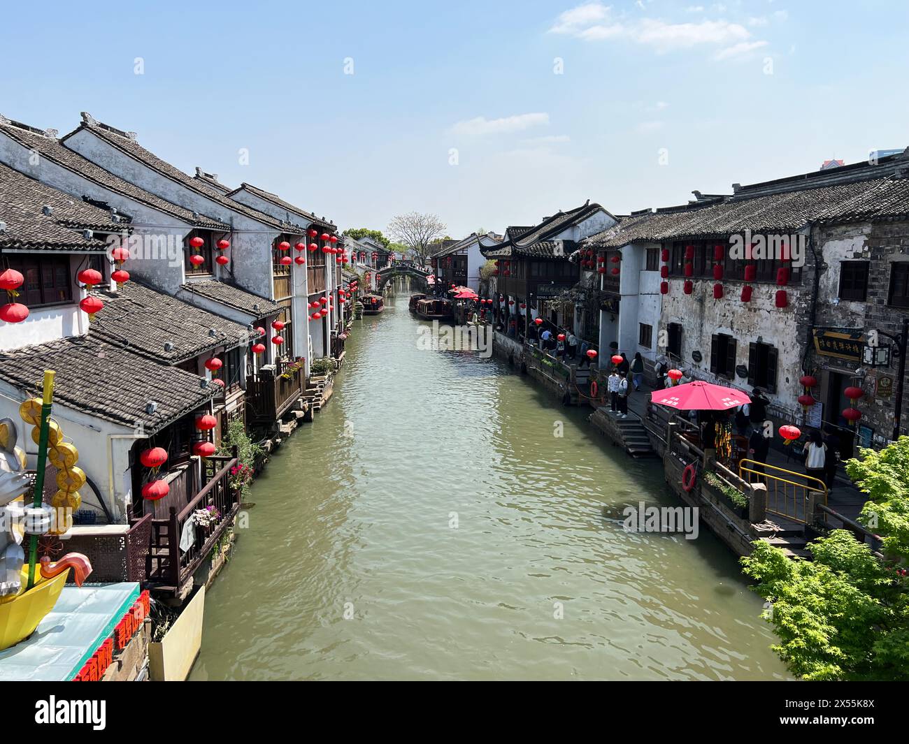 Tradizionale città sull'acqua con architettura antica lungo il canale nella Cina orientale / Wuzhen Jiaxing Zhejiang China Foto Stock