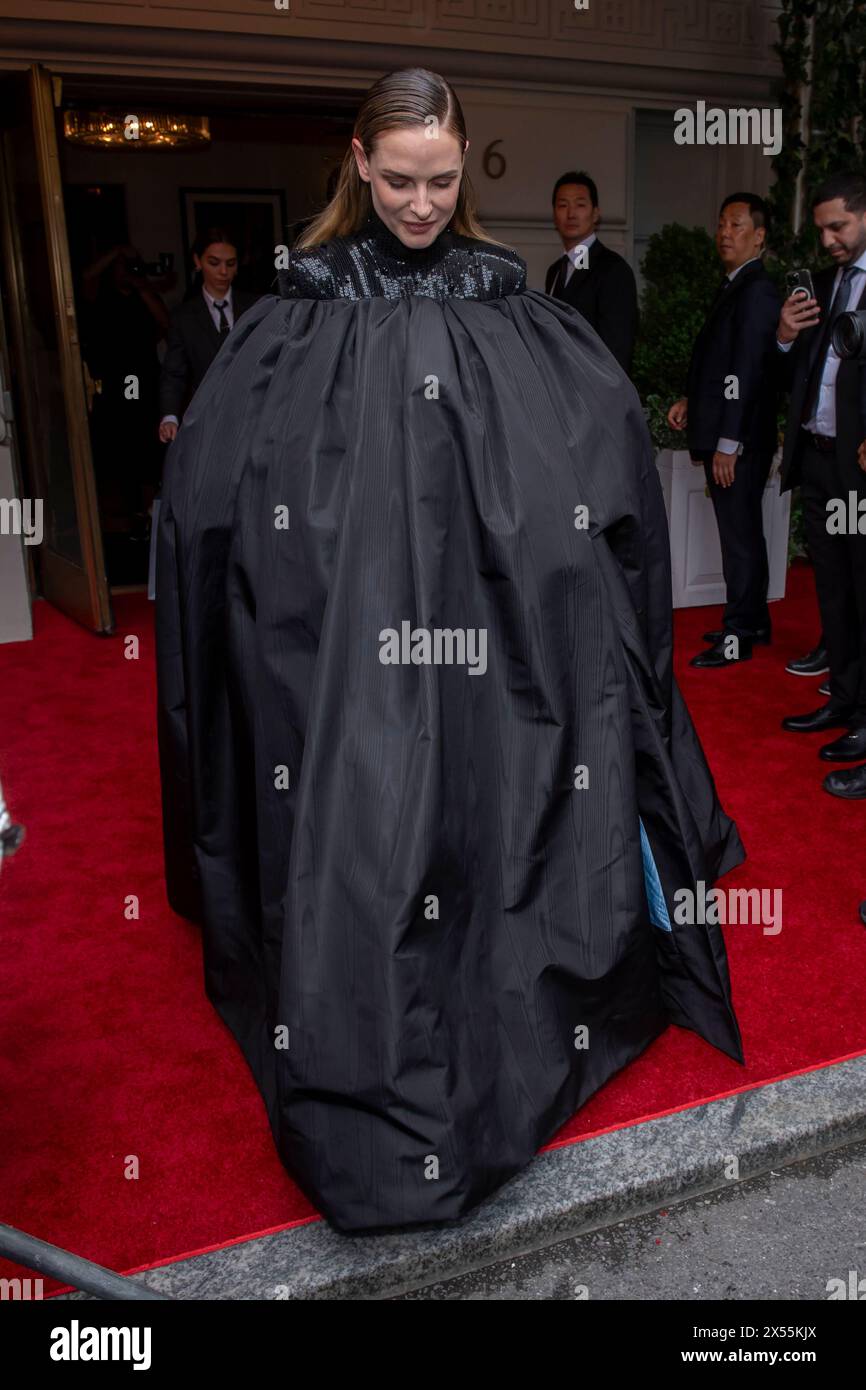 New York, Stati Uniti. 6 maggio 2024. Rebecca Ferguson indossa Thom Browne mentre lascia il Pierre Hotel per il Met Gala 2024 a New York City, USA, il 6 maggio 2024. (Foto di Thenews2/NurPhoto) crediti: NurPhoto SRL/Alamy Live News Foto Stock