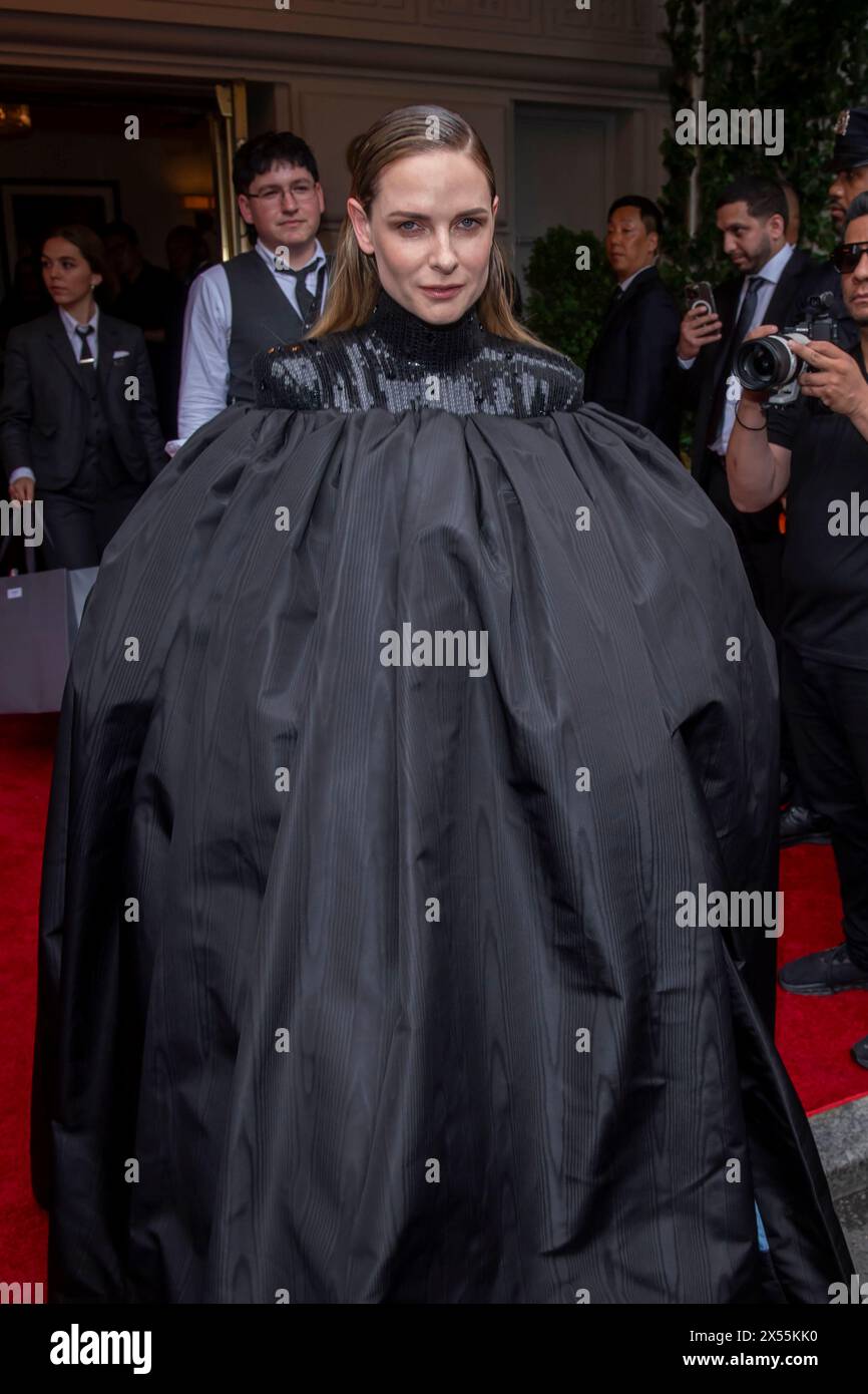 New York, Stati Uniti. 6 maggio 2024. Rebecca Ferguson indossa Thom Browne mentre lascia il Pierre Hotel per il Met Gala 2024 a New York City, USA, il 6 maggio 2024. (Foto di Thenews2/NurPhoto) crediti: NurPhoto SRL/Alamy Live News Foto Stock