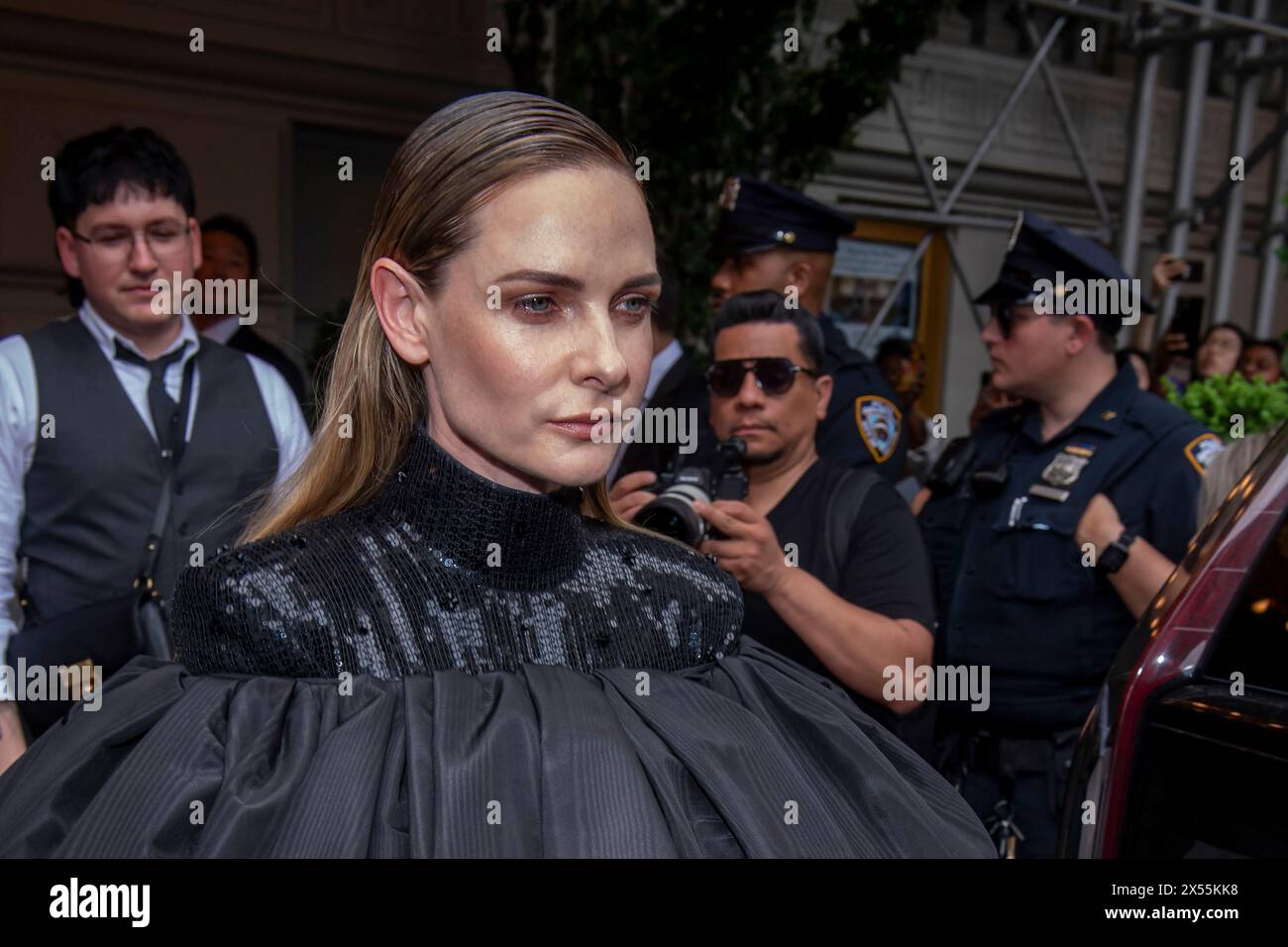 New York, Stati Uniti. 6 maggio 2024. Rebecca Ferguson indossa Thom Browne mentre lascia il Pierre Hotel per il Met Gala 2024 a New York City, USA, il 6 maggio 2024. (Foto di Thenews2/NurPhoto) crediti: NurPhoto SRL/Alamy Live News Foto Stock