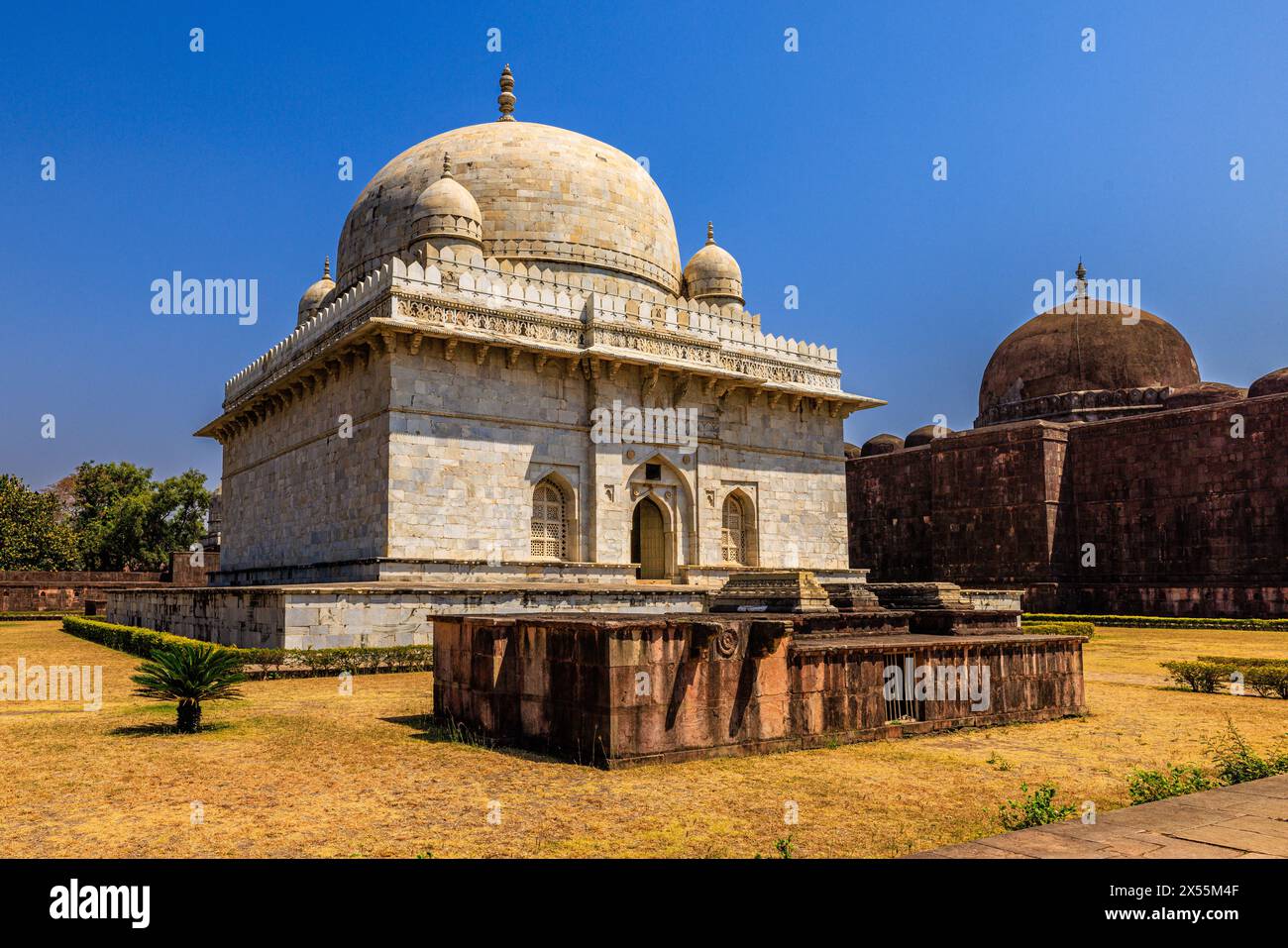 la tomba di hoshang shah in mandu india vista angolare dell'ingresso rivolto a sud del mausoleo di marmo bianco Foto Stock