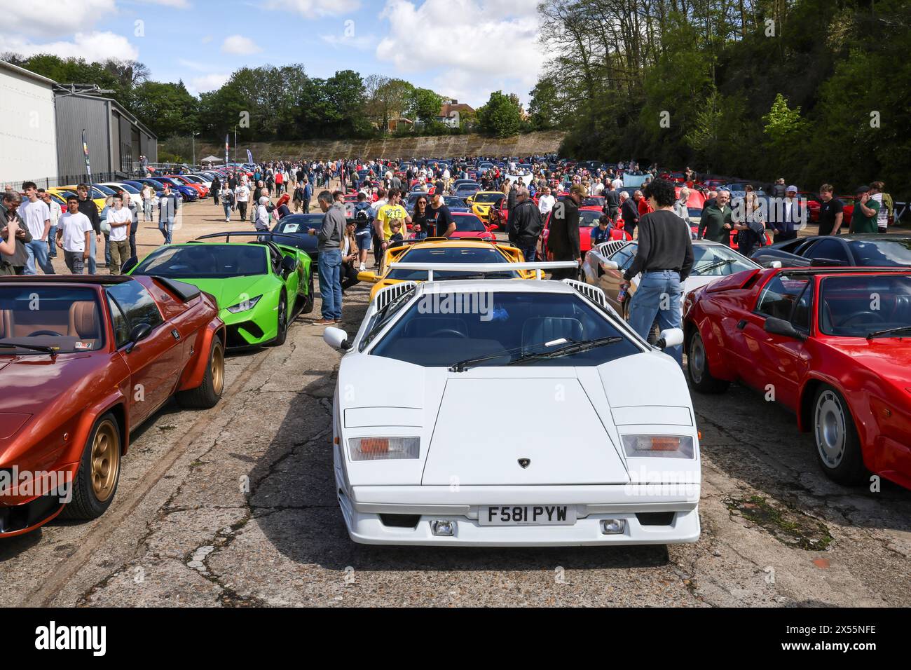 Lamborghini e Ferrari in mostra all'Italian Car Day a Brooklands, 4 maggio 2024, Brooklands Museum, Weybridge, Surrey, Inghilterra, Regno Unito Foto Stock