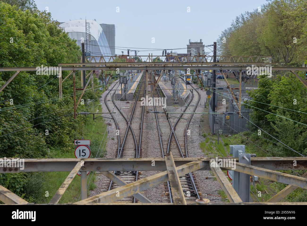 Southend on Sea, Regno Unito. 7 maggio 2024. Una complessa rete di binari ferroviari convergenti e divergenti sotto linee elettriche aeree, fiancheggiate da alberi verdi e moderni edifici urbani. Un segnale del limite di velocità contrassegnato con "15" è visibile in primo piano, aggiungendo un contesto operativo alla scena dell'infrastruttura. La stazione centrale di Southend, parte della linea C2C, è chiusa a causa di attività industriali. I membri dell'ASLEF, l'unione dei macchinisti, usciranno in 16 diverse compagnie ferroviarie tra martedì e giovedì. Penelope Barritt/Alamy Live News. Foto Stock