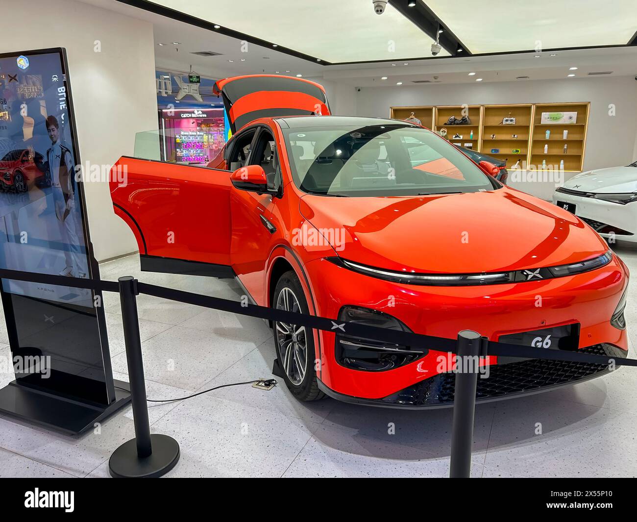 Shanghai, Cina, Auto elettriche cinesi in esposizione all'interno dello showroom dell'auto, X modello G-6 anteriore Foto Stock