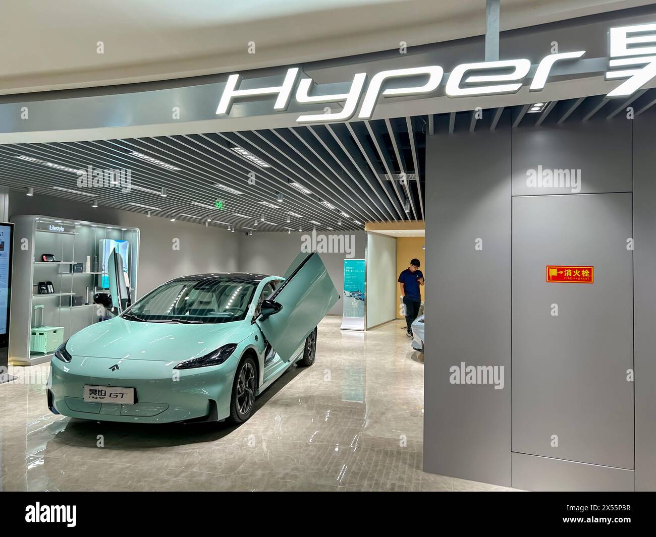 Shanghai, Cina, Auto elettriche cinesi in mostra nel nuovo showroom di auto, modello "Hyper GT »", negozio davanti, cartello Foto Stock