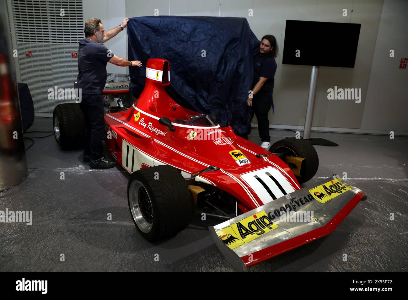 Mentone, Francia. 7 maggio 2024. © PHOTOPQR/NICE MATIN/Jean Francois Ottonello ; Mentone ; 07/05/2024 ; Montage de l'exposition Ferrari F1 a Monaco : histoire et victoires qui aura lieu de 9 mai au 31 aout 2024 a la Collection de Voitures du Prince de Monaco - la Ferrari 312B3 1974 de Clay Regazzoni Monaco, 7 maggio 2024 allestimento della mostra Ferrari F1 a Monaco: storia e vittorie che si svolgeranno dal 9 maggio al 31 agosto 2024 presso il Prince of Monaco Car Collection Credit: MAXPPP/Alamy Live News Foto Stock