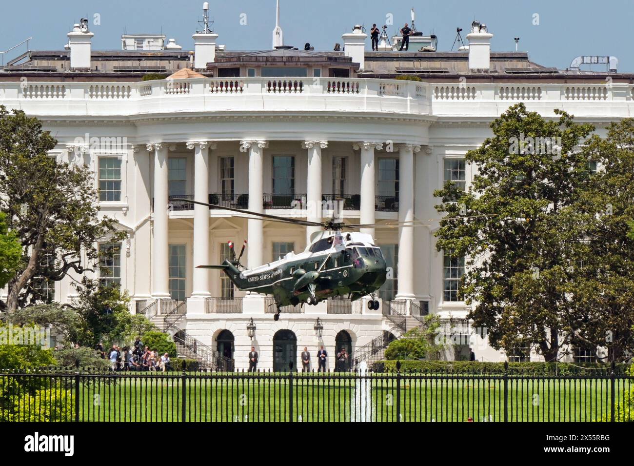 Washington DC, USA - 30 aprile 2024: Volo in elicottero Marine One dal prato di fronte alla Casa Bianca Foto Stock