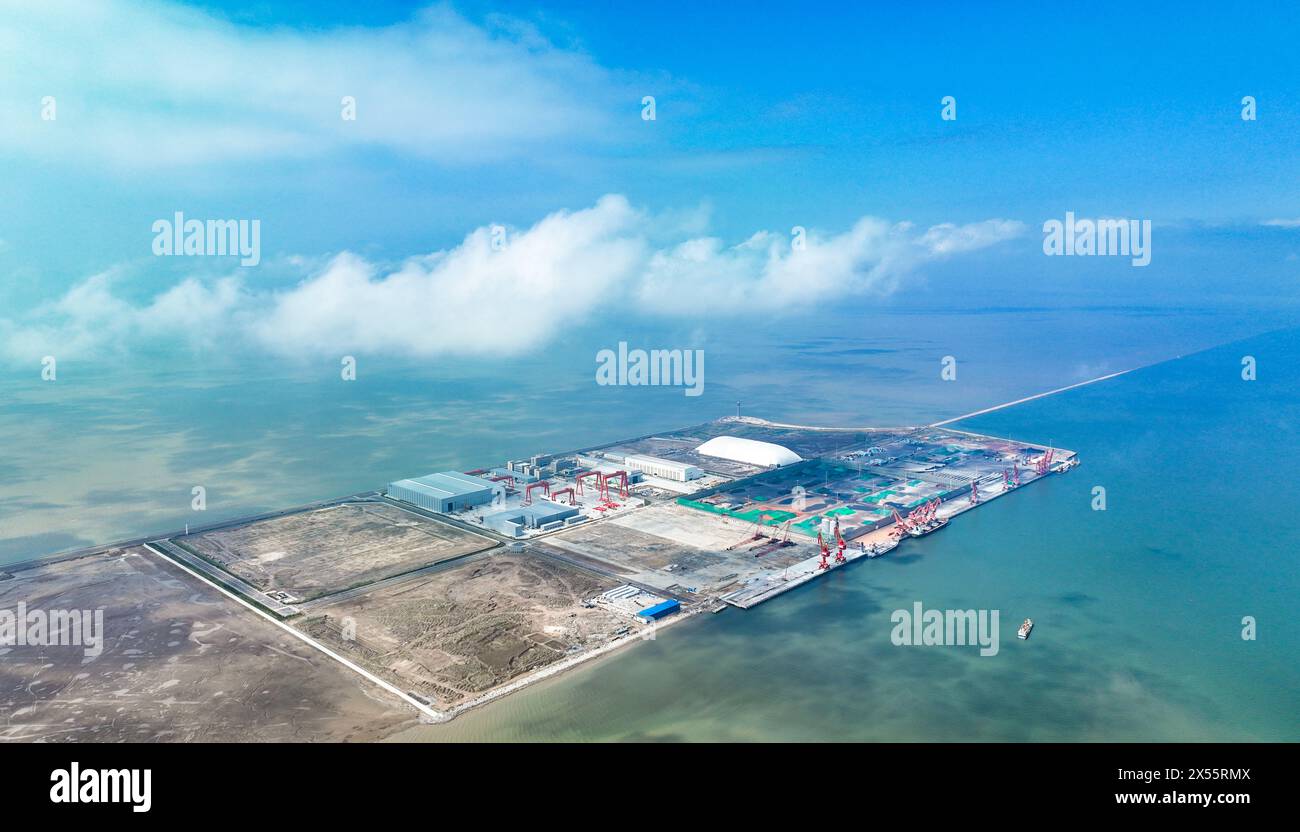 Vista aerea di una struttura industriale e del porto marittimo sulla costa in una giornata limpida / GuangLi Port Dongying Shandong Cina Foto Stock