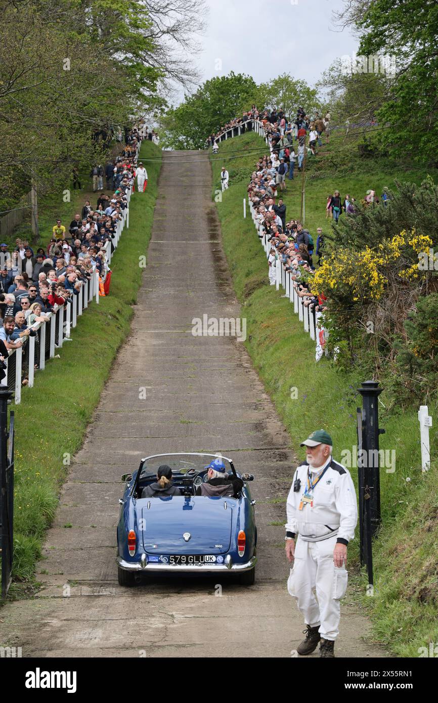 Cars Driving Up test Hill all'Italian Car Day at Brooklands, 4 maggio 2024, Brooklands Museum, Weybridge, Surrey, Inghilterra, Regno Unito Foto Stock