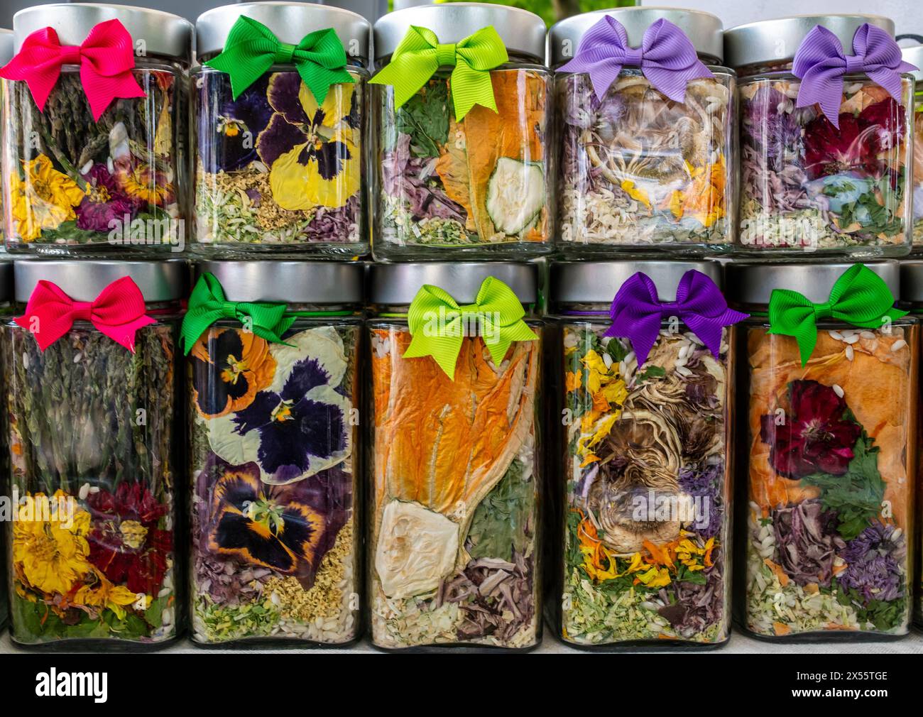 vasi di vetro con riso e fiori commestibili. Foto Stock