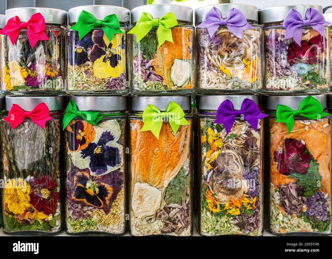 vasi di vetro con riso e fiori commestibili. Foto Stock