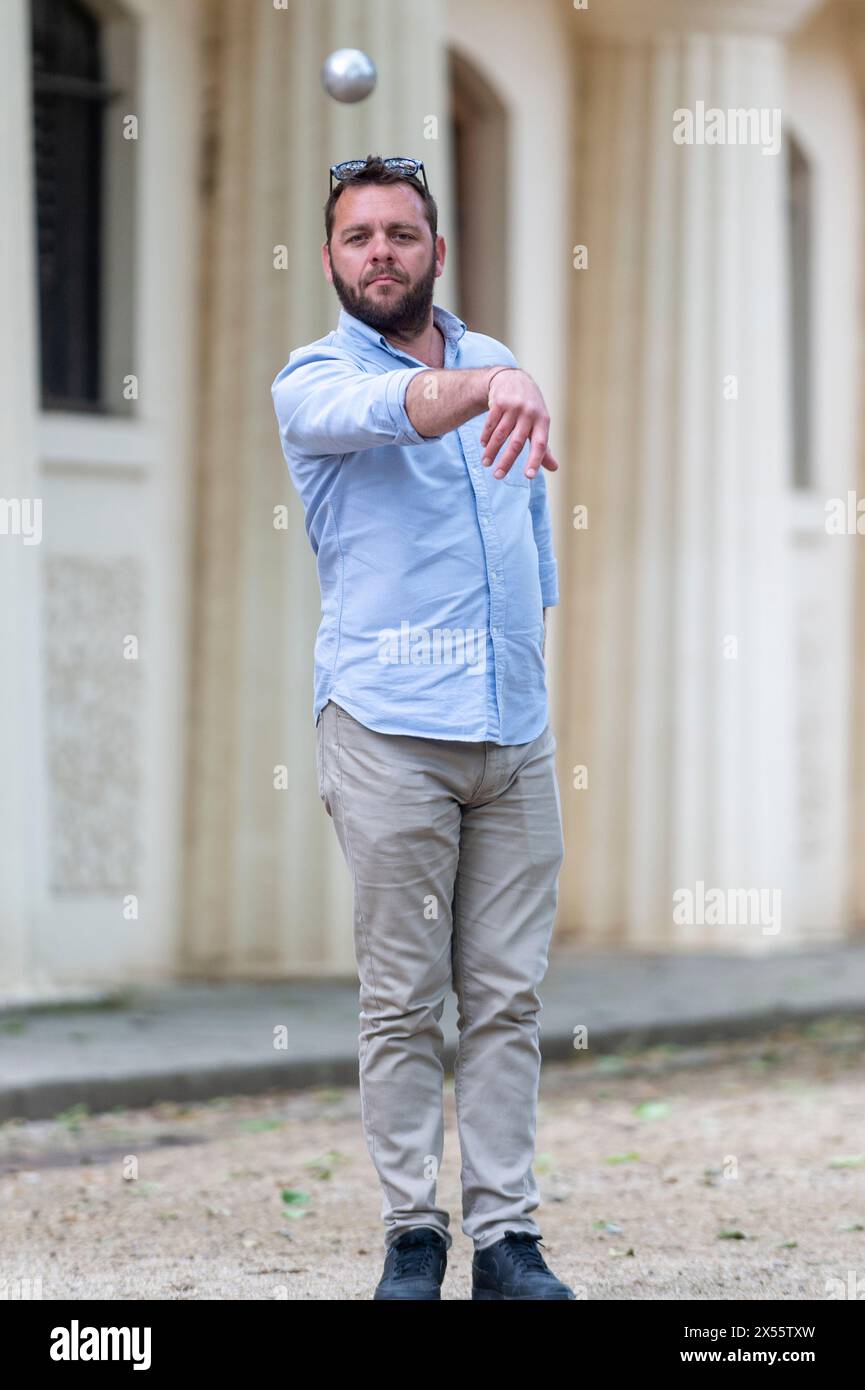 Londra, Regno Unito. 7 maggio 2024. Meteo nel Regno Unito - Ludo Solmi, originario della Francia, ma ora residente a Londra, suona pétanque (boules) al The Mall in un pomeriggio caldo. (Carlo II costruì un vicolo palle-malle, una sorta di croquet iniziale giocato nel XVI e XVII secolo come parte del St. James's Park). La previsione prevede che le temperature superino i 20C nella capitale per i prossimi giorni. Crediti: Stephen Chung / Alamy Live News Foto Stock