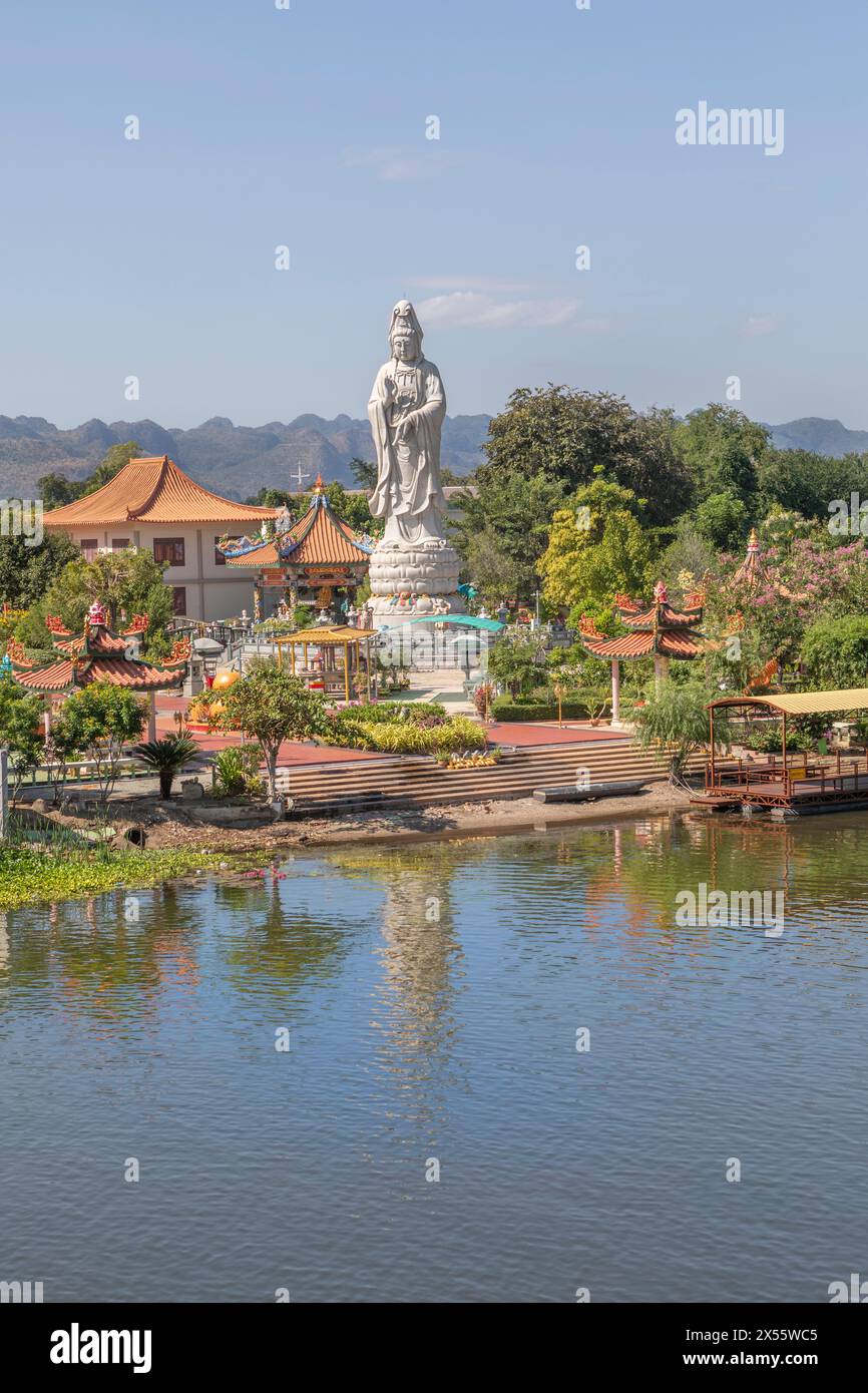 Wihan Phra Phothisat Kuan Im, un bellissimo tempio in stile cinese situato lungo il fiume Khwae a Kanchanaburi, Thailandia. Foto Stock