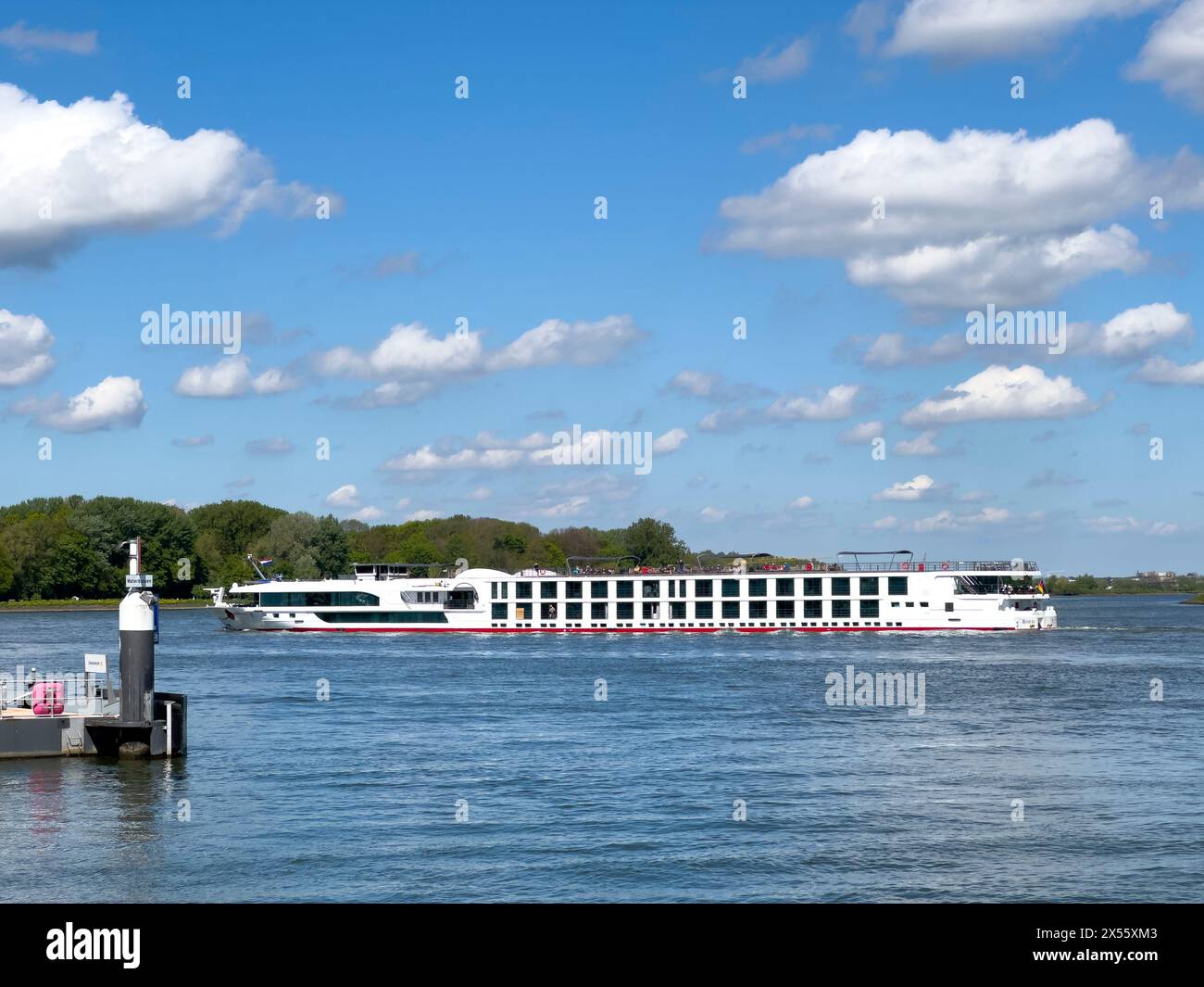 Dordrecht, Paesi Bassi - 29 aprile 2024: Nave da crociera sul Reno interno la A-ROSA ALEA, che offre vedute panoramiche lungo il fiume, viaggi piacevoli e foto Foto Stock