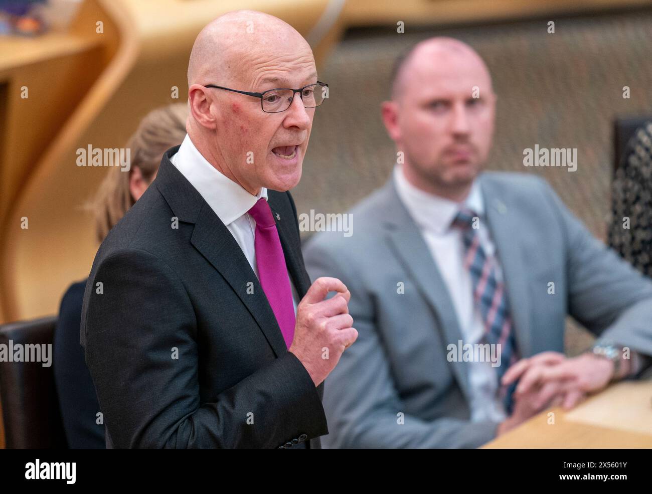 John Swinney parla alla camera dopo essere stato votato come primo ministro al Parlamento scozzese di Edimburgo. Data foto: Martedì 7 maggio 2024. Foto Stock