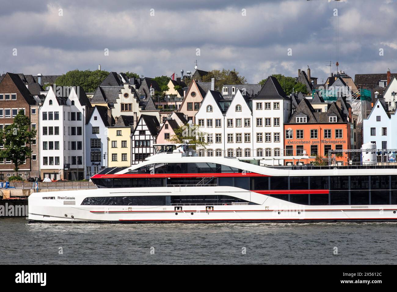 L'escursione in barca RheinGalaxie è ormeggiata sulle rive della città vecchia, sul fiume Reno, Colonia, Germania. das Ausflugsschiff RheinGalaxie liegt vor dem A Foto Stock L'escursione in barca RheinGalaxie è ormeggiata sulle rive della città vecchia, sul fiume Reno, Colonia, Germania. das Ausflugsschiff RheinGalaxie liegt vor dem A Foto Stock