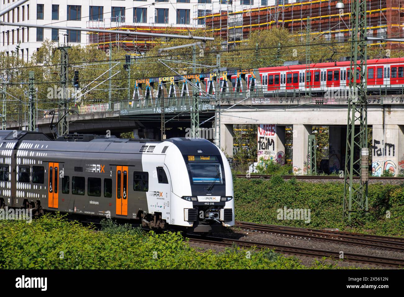 Treno regionale Rhein-Ruhr Express e binari nel distretto di Deutz, Colonia, Germania. Regionalzug Rhein-Ruhr Express und Gleisanlage a Deutz, Ko Foto Stock