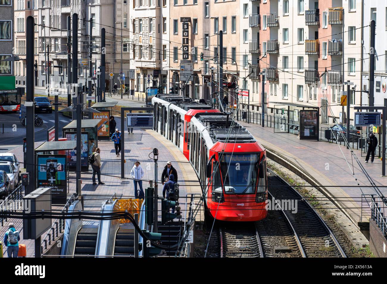 Tram linea 3 della società di trasporti KVB di Colonia alla stazione Bahnhof Deutz / LanxessArena, Colonia, Germania. Strassenbahn der Linie 3 der Kölner V Foto Stock