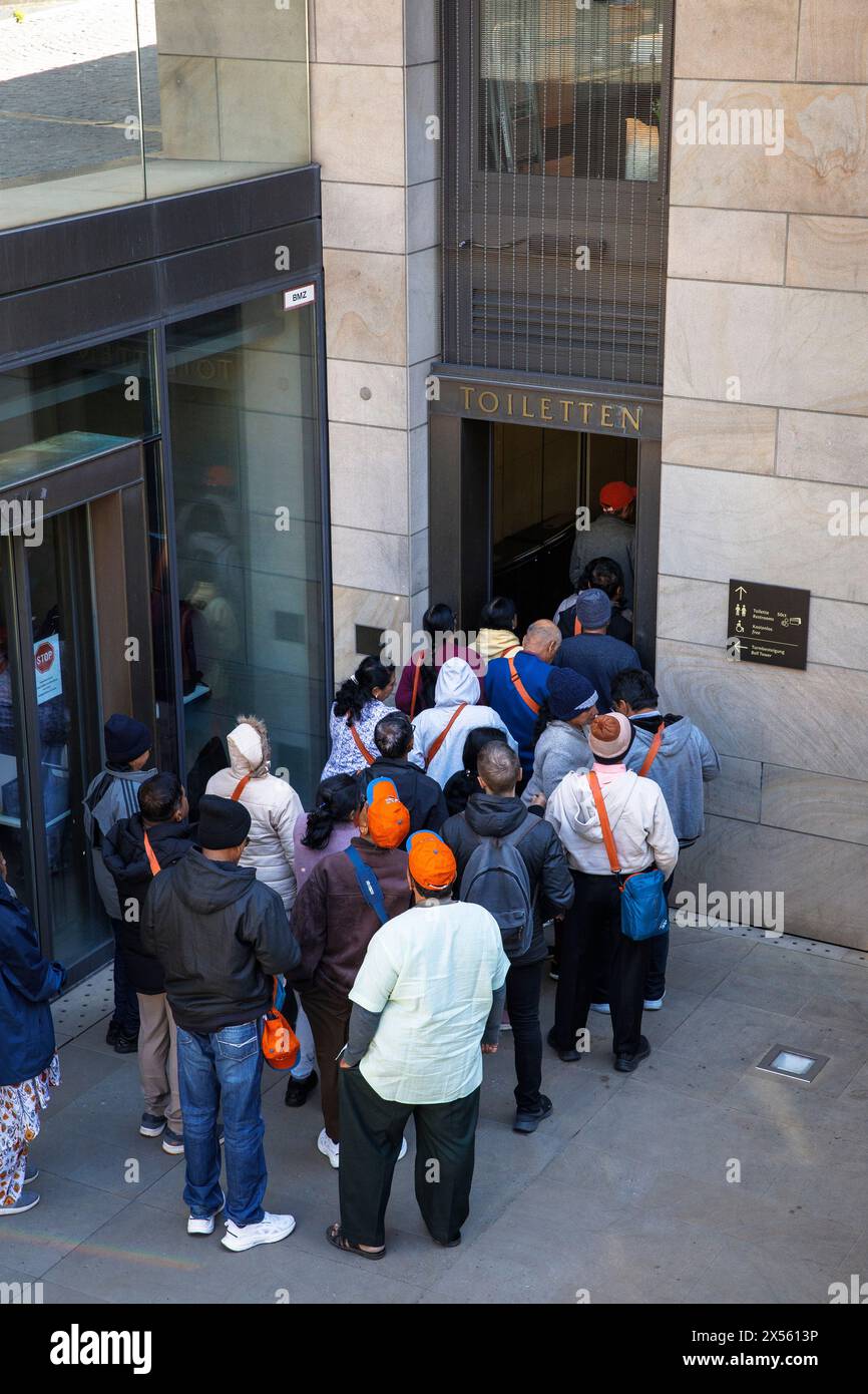 La gente fa la fila davanti ai bagni della cattedrale, Colonia, Germania. Menschen stehen Schlange vor den Toiletten am Dom, Koeln, Deutschland. Foto Stock