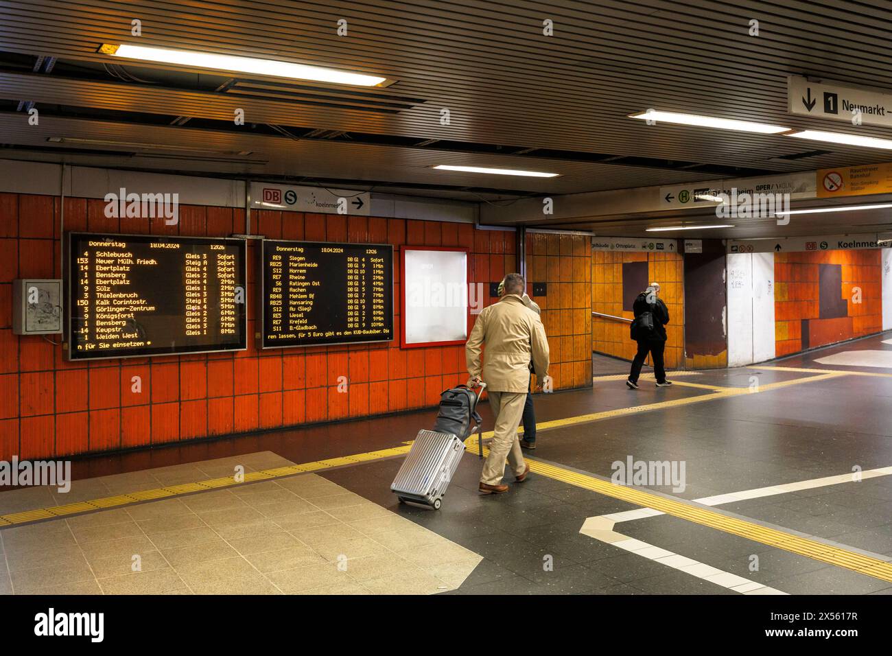La stazione della metropolitana fatiscente del centro fieristico Deutz, Colonia, Germania. Die sanierungsbeduerftige U-Bahn-Station an der Messe Deutz, Koeln, Foto Stock