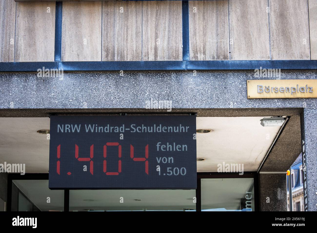 Orologio del debito delle turbine eoliche nell'edificio della camera dell'industria e del commercio di Colonia, IHK in piazza Boersen, Colonia, Germania. Sul display viene visualizzato Th Foto Stock