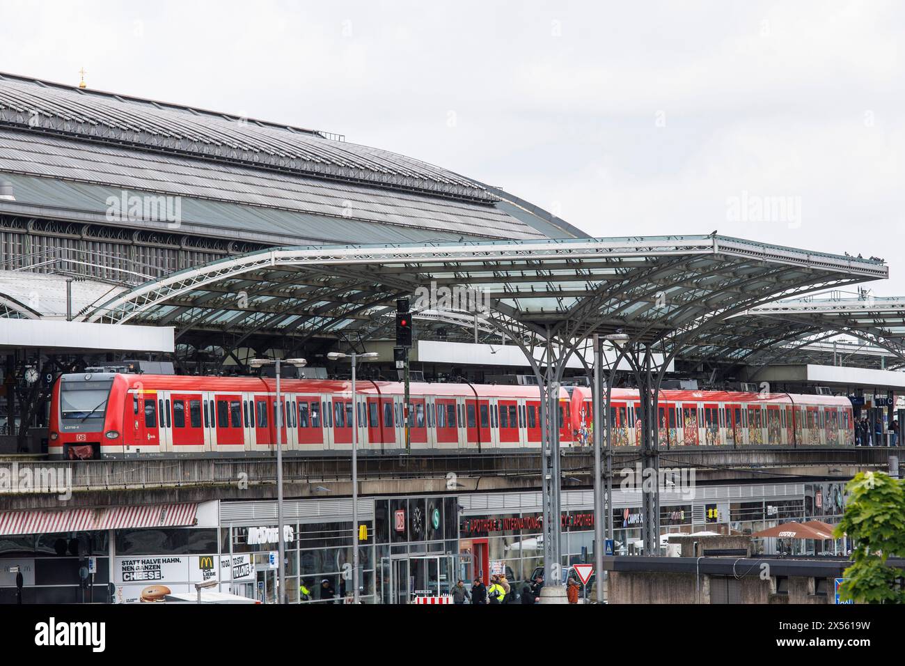 Treno suburbano sul binario 11 alla stazione centrale, piazza Breslauer, Colonia, Germania S-Bahn auf Gleis 11 im Hauptbahnhof, Breslauer Platz, Koeln, Deu Foto Stock