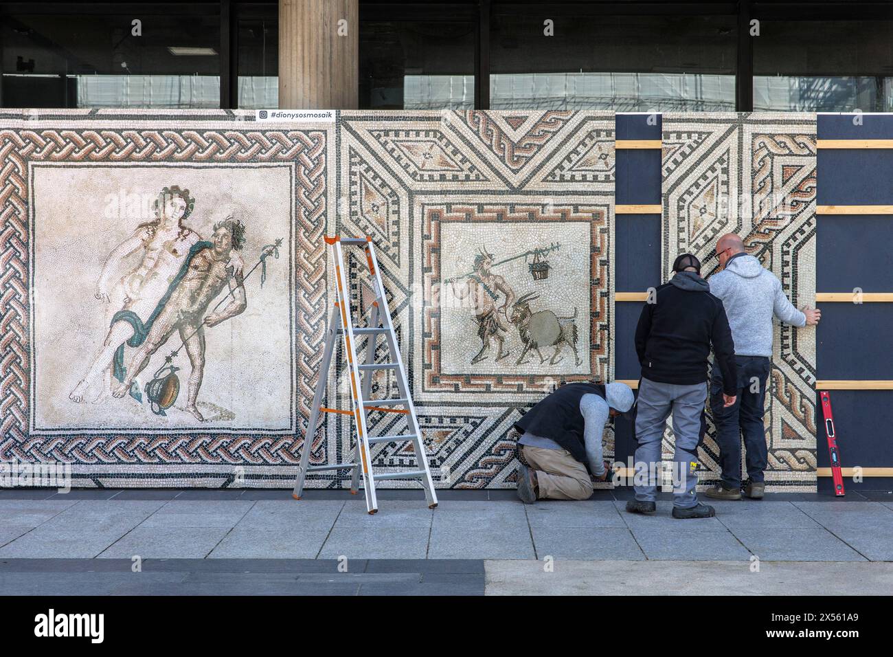 Una riproduzione con estratti del mosaico di Dioniso è montata sulla recinzione del Museo Roemisch-Germanisches a Roncalliplatz, Colog Foto Stock