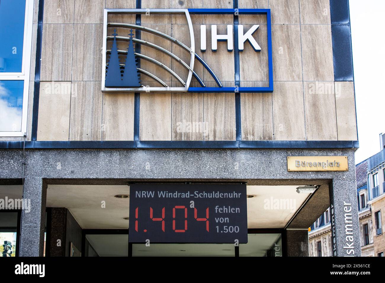 Orologio del debito delle turbine eoliche nell'edificio della camera dell'industria e del commercio di Colonia, IHK in piazza Boersen, Colonia, Germania. Sul display viene visualizzato Th Foto Stock