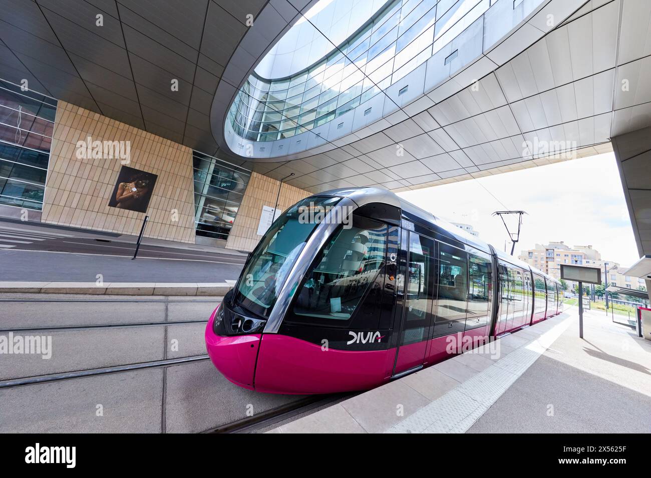 Tram urbano, Auditorium, Boulevard de Champagne, Dijon, Côte d'Or, Borgogna, Borgogna, in Francia, in Europa Foto Stock