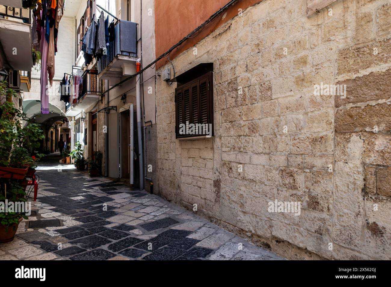 Bari, città vecchia, lavanderia sospesa e architettura in pietra Foto Stock
