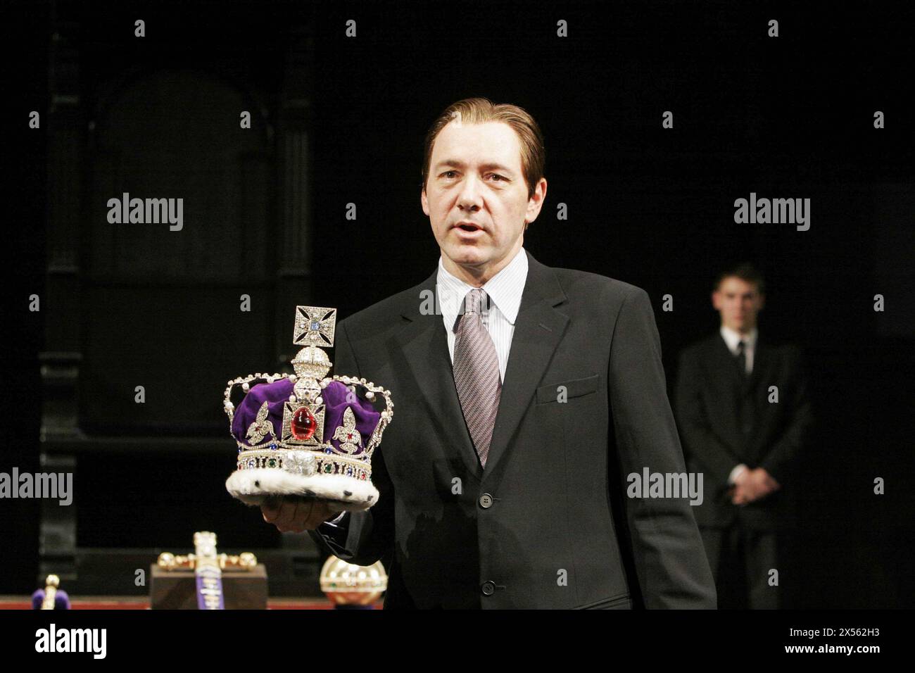 Kevin Spacey (Riccardo II) in RICCARDO II di Shakespeare all'Old Vic Theatre, Londra SE1 04/10/2005 design: Hildegard Bechtler illuminazione: Peter Mumford regista: Trevor Nunn Foto Stock