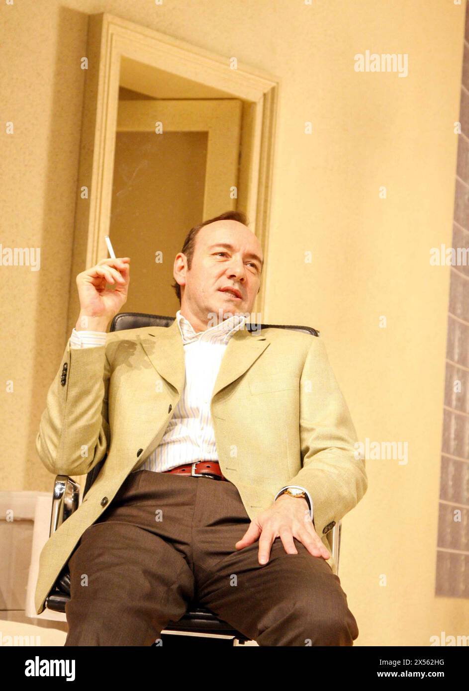 Kevin Spacey (Charlie Fox) in SPEED-THE-PLOW di David Mamet all'Old Vic Theatre, Londra SE1 12/02/2008 design: Rob Howell illuminazione: Paul Pyant regista: Matthew Warchus Foto Stock