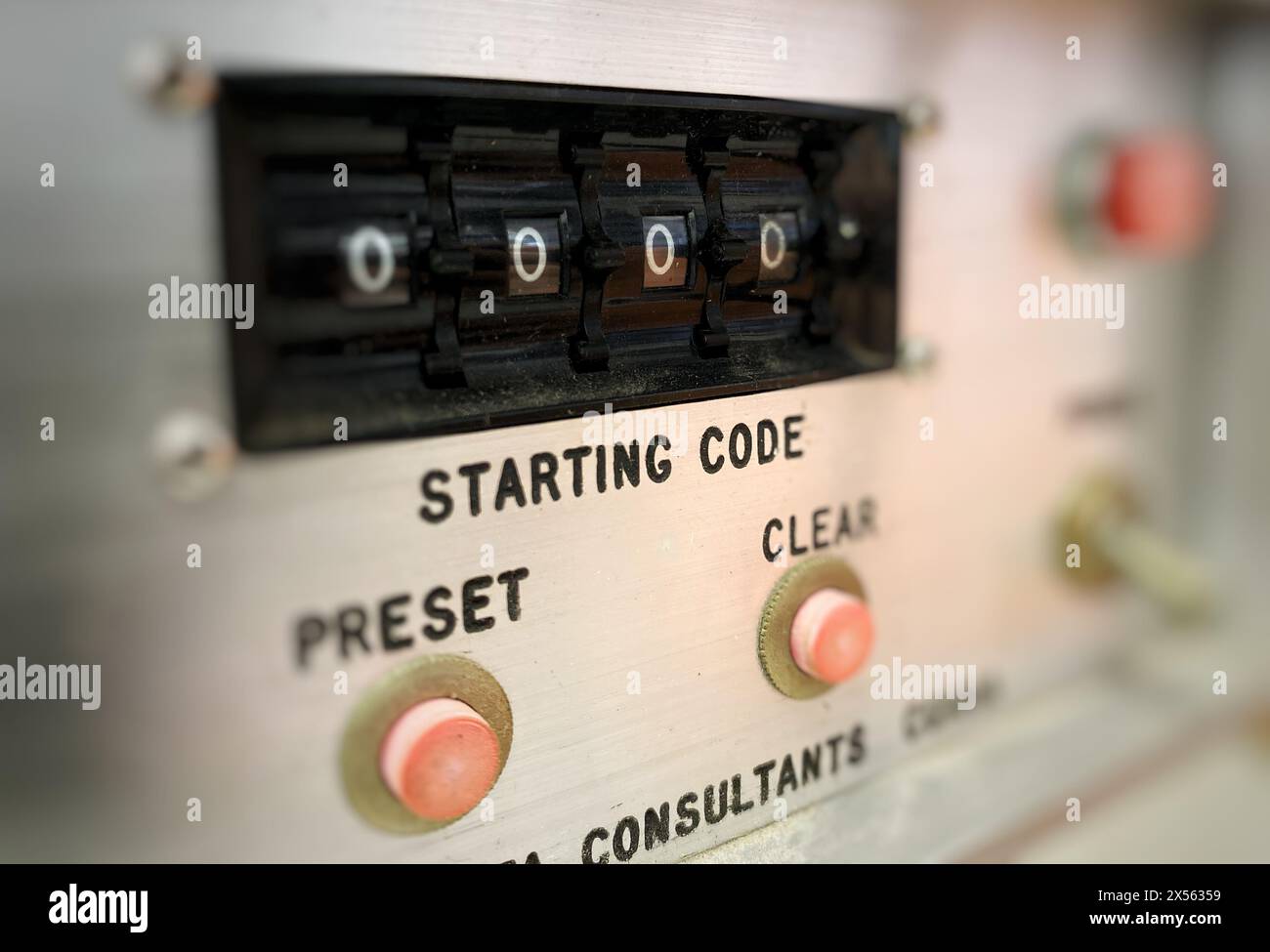 Un display analogico vintage retrò che mostra gli zeri contrassegnati con "codice iniziale" con i pulsanti rossi contrassegnati con "Preset" e "Clear" Foto Stock