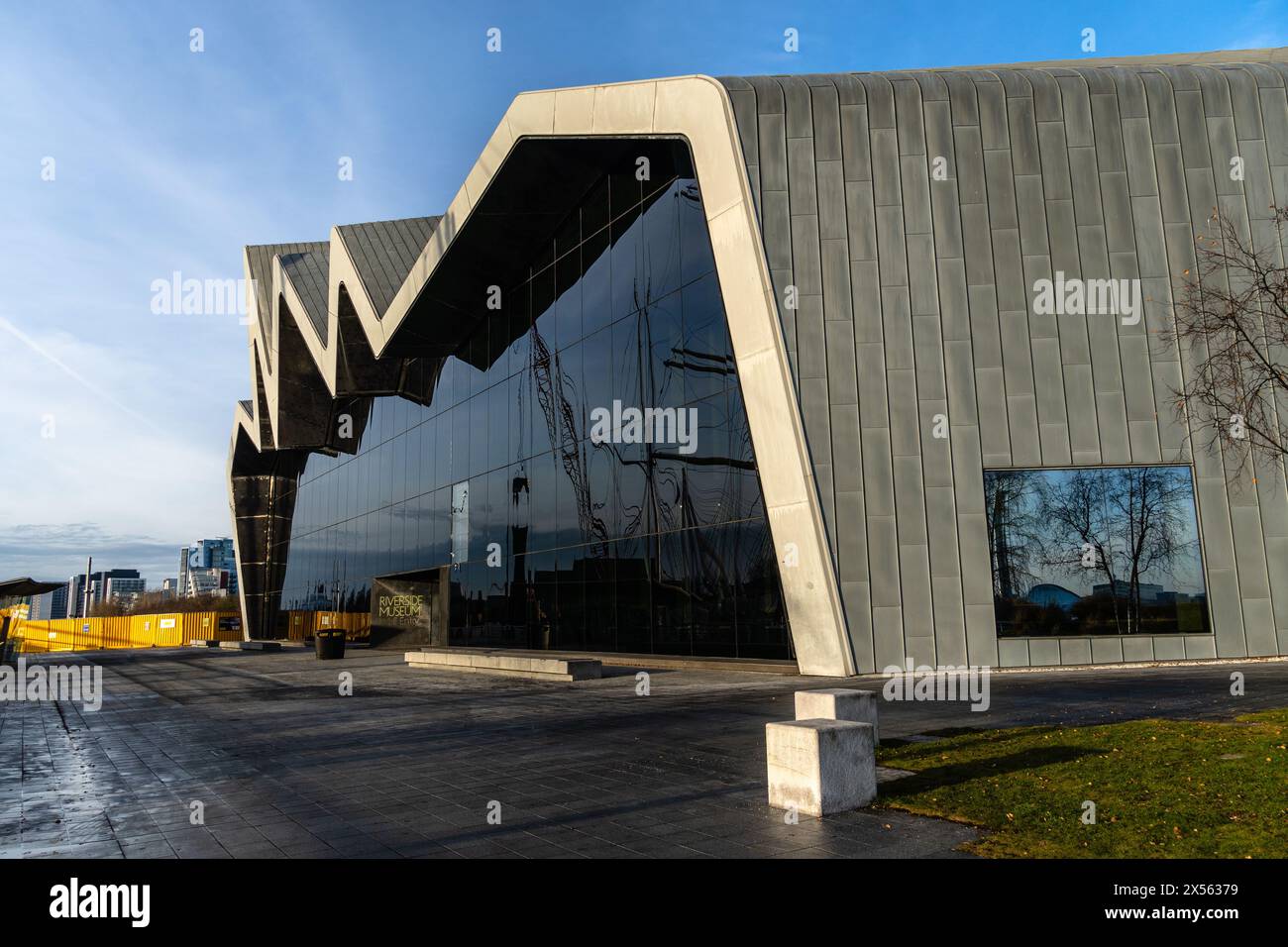 Glasgow, Regno Unito - 6 dicembre 2023: Riverside Museum di Zaha Hadid Architect nella zona Yorkhill di Glasgow, Scozia. Museo dei trasporti Foto Stock