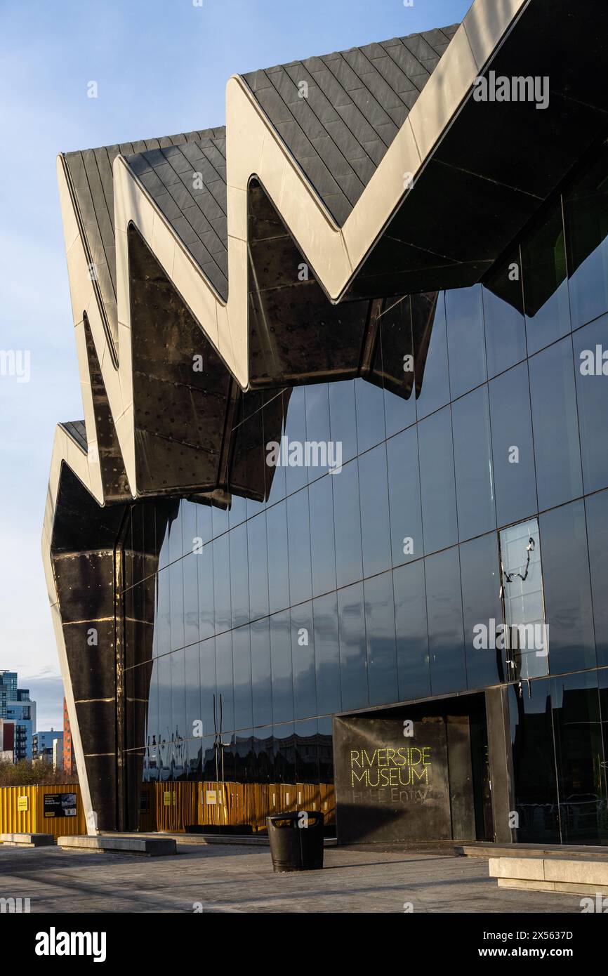 Glasgow, Regno Unito - 6 dicembre 2023: Riverside Museum di Zaha Hadid Architect nella zona Yorkhill di Glasgow, Scozia. Museo dei trasporti Foto Stock