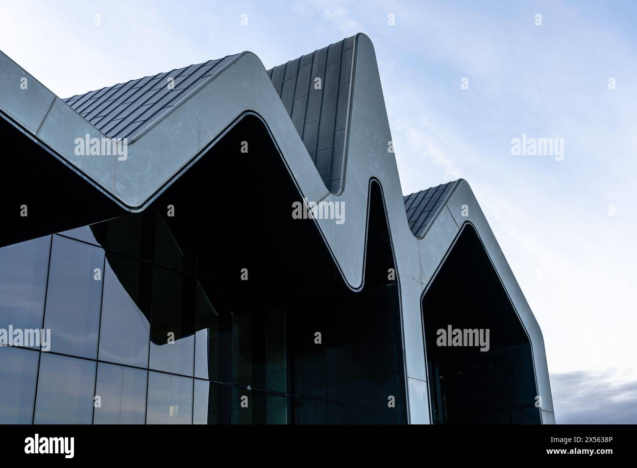 Glasgow, Regno Unito - 6 dicembre 2023: Riverside Museum di Zaha Hadid Architect nella zona Yorkhill di Glasgow, Scozia. Museo dei trasporti Foto Stock