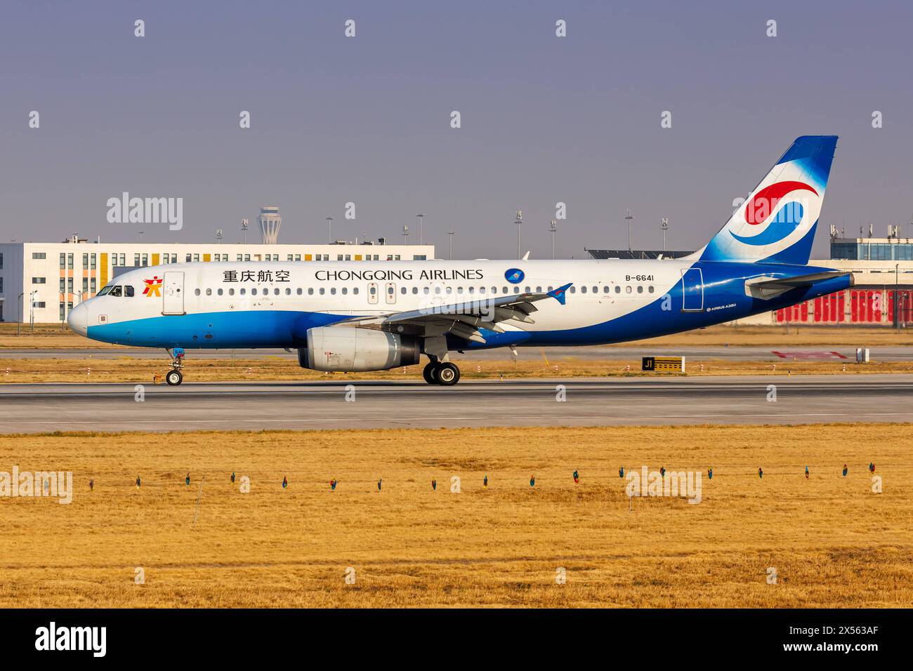 Chongqing Airlines Airbus A320 Flugzeug Flughafen Daxing a Pechino, Cina Pechino, Cina - 31. März 2024: Ein Airbus A320 Flugzeug der Chongqing Airlines mit dem Kennzeichen B-6641 auf dem Flughafen Daxing PKX a Pechino, Cina. *** Chongqing Airlines Airbus A320 Aeroporto di Daxing a Pechino, Cina Pechino, Cina 31 marzo 2024 Un aeromobile Airbus A320 di Chongqing Airlines con numero di registrazione B 6641 presso l'aeroporto PKX di Daxing a Pechino, Cina Foto Stock