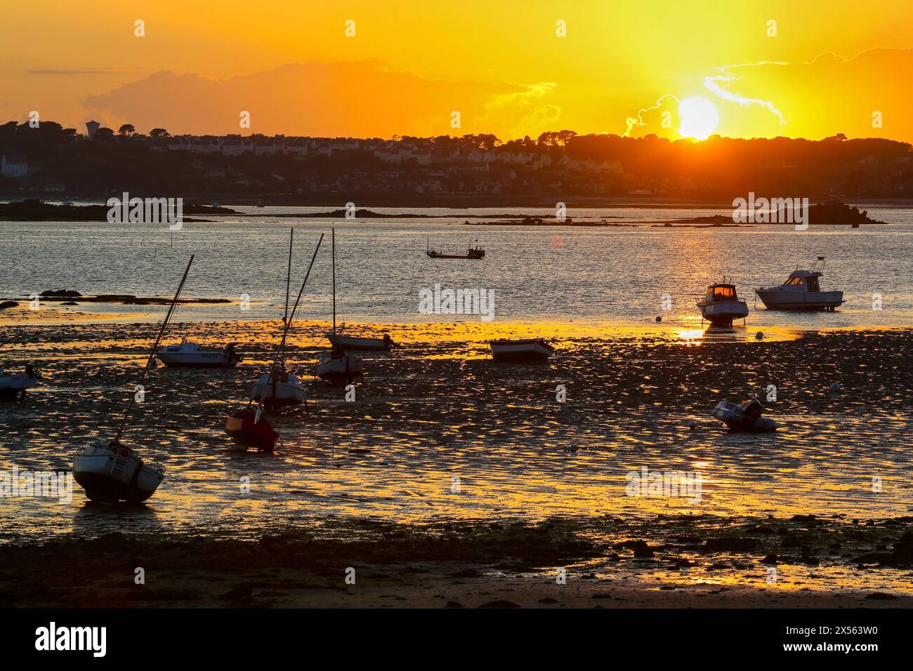 Porto di Carantec, in background Saint-Pol-de-Léon, Morlaix Bay, Finistère, Bretagne, Brittany, Francia. Foto Stock