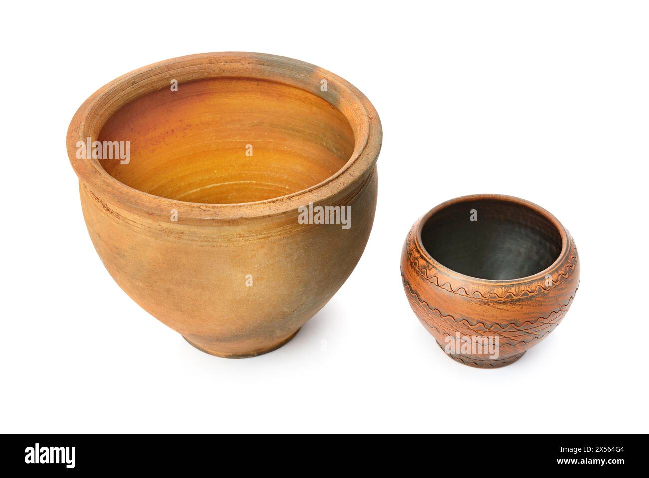 Set di vecchi utensili da cucina in ceramica - retro attrezzatura di cottura isolato su sfondo bianco. Foto Stock