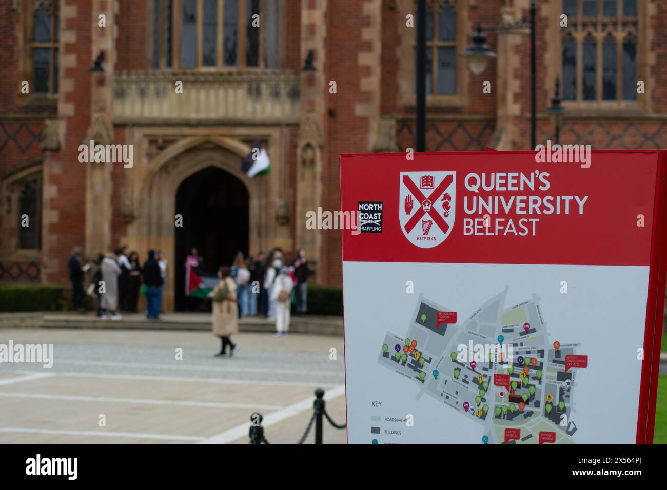 Il gruppo QUB Palestine Assembly occupa l'edificio Lanyon della Queens University Belfast, Regno Unito 07/05/2024 gli studenti della Queens University Belfast occupano l'edificio Lanyon in Palestina protesta solidale Belfast Irlanda del Nord credito:HeadlineX/Alamy Live News Foto Stock
