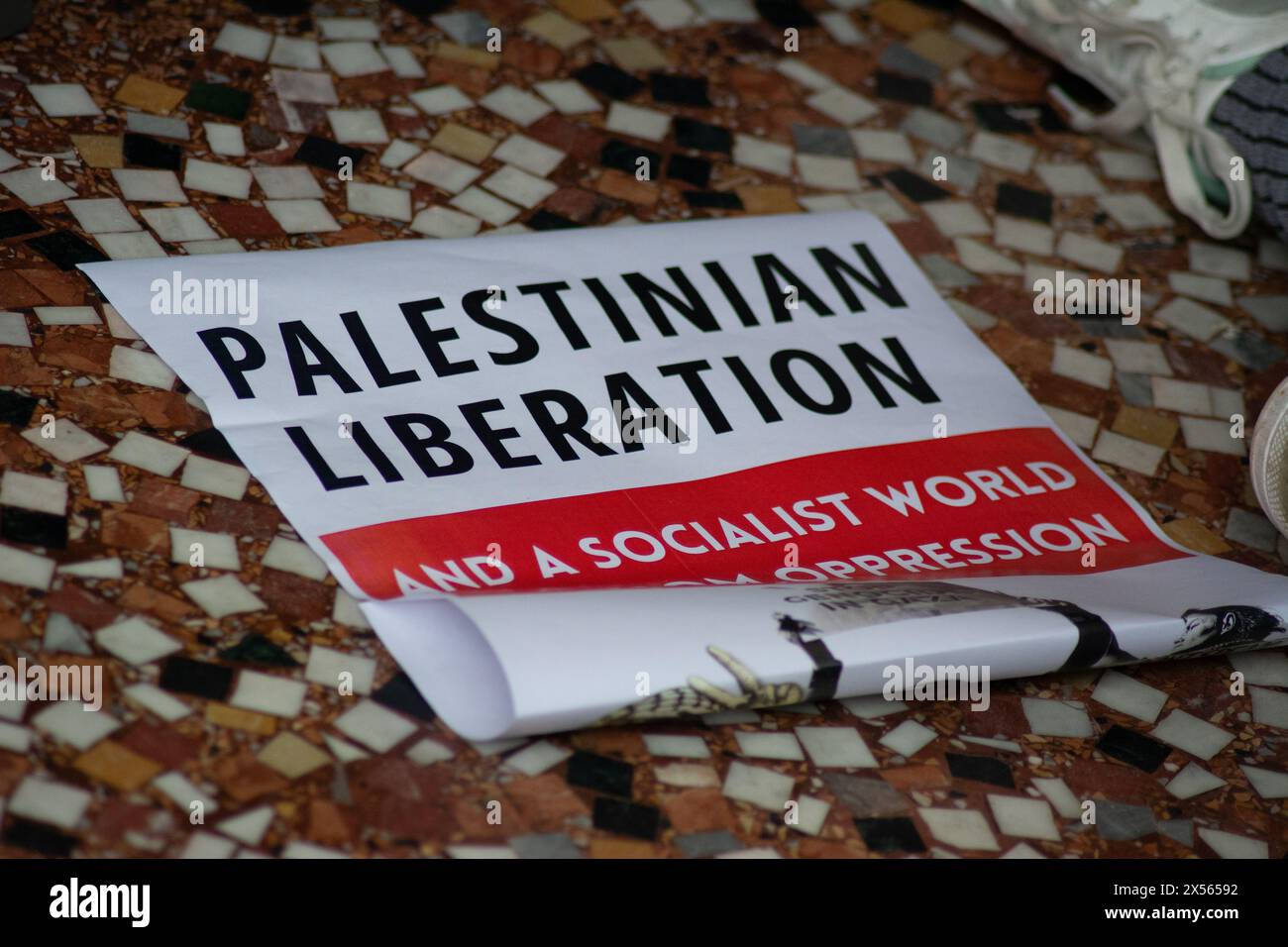 Il gruppo QUB Palestine Assembly occupa l'edificio Lanyon della Queens University Belfast, Regno Unito 07/05/2024 gli studenti della Queens University Belfast occupano l'edificio Lanyon in Palestina protesta solidale Belfast Irlanda del Nord credito:HeadlineX/Alamy Live News Foto Stock