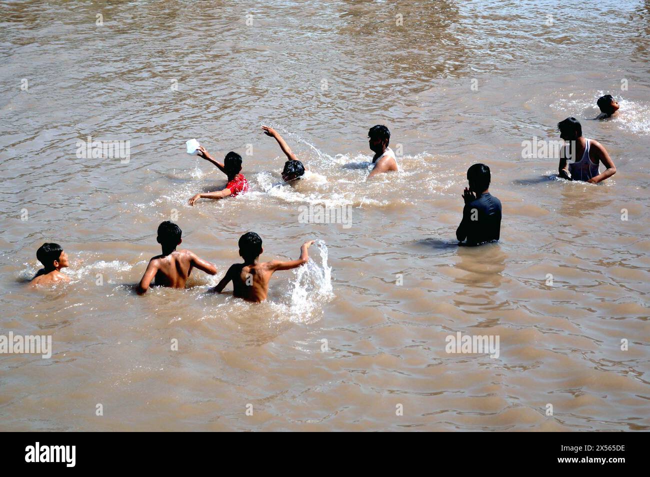 Karachi, 7 maggio 2024. Le persone si divertono a fare il bagno sul canale per sconfiggere il caldo del sole rovente e rinfrescarle dal caldo clima della stagione estiva, a Gujranwala martedì 7 maggio 2024. Foto Stock