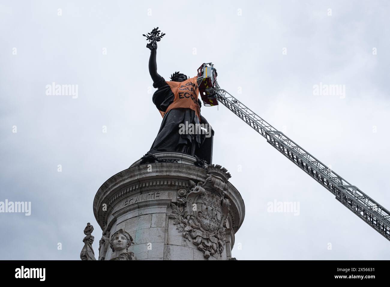 Parigi, Francia. 4 maggio 2024. Olivier Donnars/le Pictorium - sostegno per mm Tran a Nga - 04/05/2024 - Francia/Ile-de-France (regione)/Parigi - i vigili del fuoco rimuovono dalla statua di Place de la Republique un cassone arancione installato da attivisti della ribellione dell'estinzione a sostegno della donna franco-vietnamita di 82 anni, mm Tran a Nga, e le vittime dell'agente Orange durante la guerra del Vietnam, credito: LE PICTORIUM/Alamy Live News Foto Stock