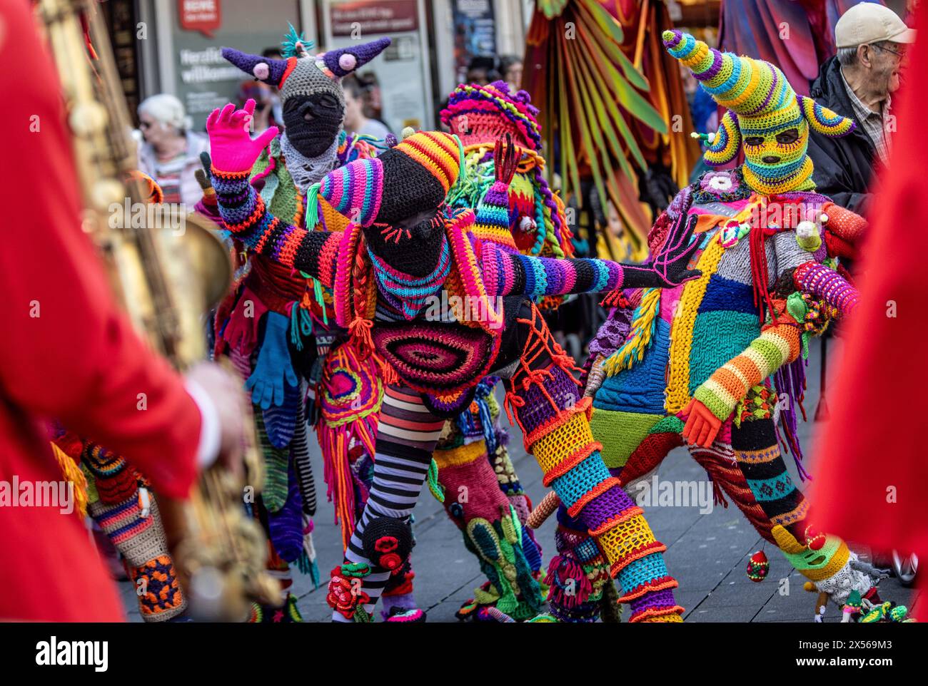 Bochum, Germania. 7 maggio 2024. Persone travestite in azione all'apertura del festival del teatro dei burattini di Fidena in strada. Il festival del teatro dei burattini si è aperto con una sfilata di insetti sovradimensionati e strane creature. I creatori internazionali del teatro dei burattini presenteranno i burattini contemporanei a Bochum, Herne, Recklinghausen e Dortmund. La parata mira a fare una dichiarazione contro l'estinzione delle specie. Il festival offre 22 produzioni da dieci paesi, tra cui tre anteprime mondiali e cinque anteprime tedesche. Crediti: Dieter Menne/dpa/Alamy Live News Foto Stock