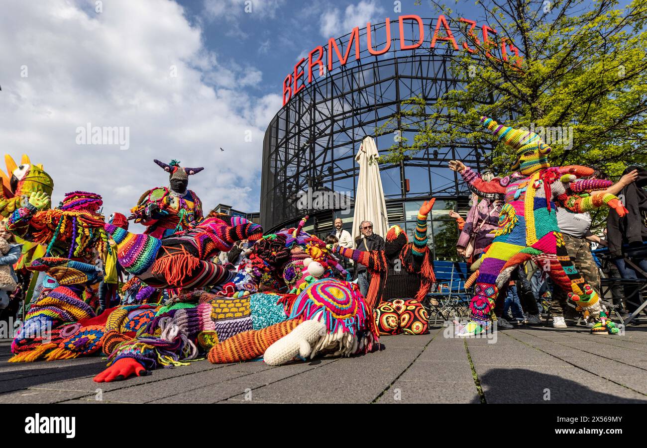 Bochum, Germania. 7 maggio 2024. Persone travestite in azione all'apertura del festival del teatro dei burattini di Fidena in strada. Il festival del teatro dei burattini si è aperto con una sfilata di insetti sovradimensionati e strane creature. I creatori internazionali del teatro dei burattini presenteranno i burattini contemporanei a Bochum, Herne, Recklinghausen e Dortmund. La parata mira a fare una dichiarazione contro l'estinzione delle specie. Il festival offre 22 produzioni da dieci paesi, tra cui tre anteprime mondiali e cinque anteprime tedesche. Crediti: Dieter Menne/dpa/Alamy Live News Foto Stock