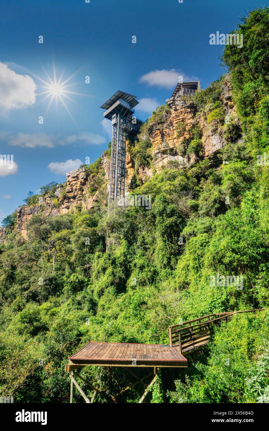 Sud Africa, Gola di Graskop, 17 giugno 2023 area ricreativa con ascensore in vetro che scende in una gola, più zip-line e un ponte sospeso Foto Stock