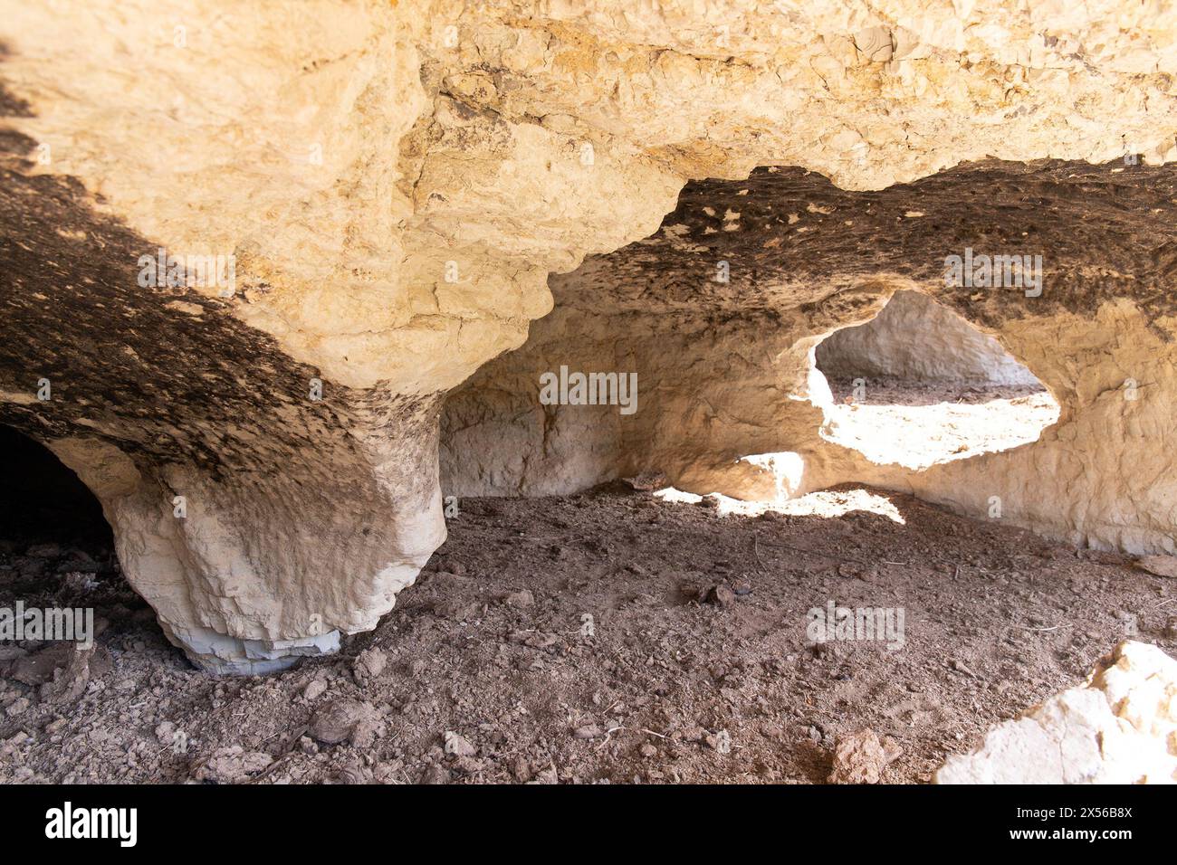 Bellissime grotte in montagna vicino al villaggio di Sundu. Shemakha. Azerbaigian. Foto Stock