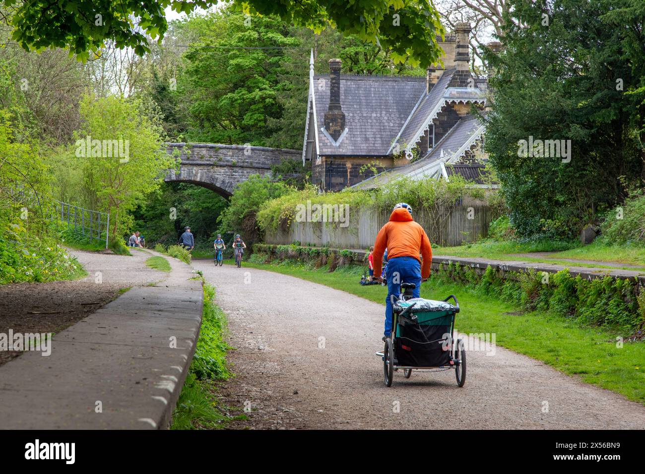 Persone che percorrono in bicicletta la ferrovia in disuso del Monsal Trail attraverso Monsal Dale nel Peak District inglese, Inghilterra, Regno Unito Foto Stock