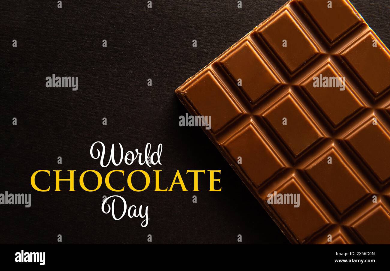 Sfondo di delicata tavoletta di cioccolato su sfondo nero con testo World Chocolate Day Foto Stock